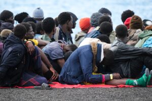 La condena del timón: decenas de jóvenes migrantes llenan las cárceles acusados de manejar el cayuco hacia Europa