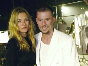 A subasta el armario de Alexander McQueen: el traje que Kate Moss quemó con un cigarrillo se apunta como la estrella de la puja