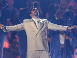 Un grafiti de Bad Bunny en el centro de Barcelona