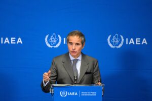 La agencia nuclear de la ONU avisa del riesgo de fugas radiactivas si los bombardeos dañan instalaciones iraníes