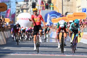 Milagro en Milán: el noruego Dversnes gana en fuga la etapa más llana del Giro de Italia