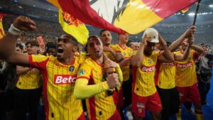 3-1: El Lens culmina su año de ensueño ganando su primera Copa