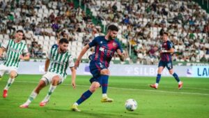 El Córdoba y el Huesca firman un empate intrascendente en el cierre