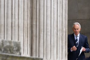 Tony Blair arremete contra el Partido Laborista por abrir una guerra de liderazgo sin proponer políticas concretas