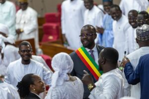 Senegal entra en el delirio político: el mismo partido que gobierna ejerce la oposición