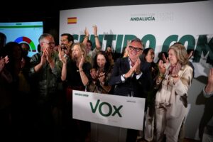 Elecciones en Andalucía 17M, resultados en directo | Vox celebra la pérdida de la mayoría absoluta del PP al grito de “¡Prioridad nacional!”