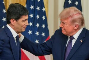 Warsh jura el cargo como presidente de la Reserva Federal en un acto presidido por Trump en la Casa Blanca