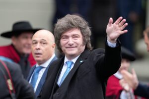 El Gobierno de Milei confía en imponer la economía sobre la política para ganar las elecciones