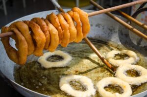 Invierno en Chile: los picarones arrasan como el dulce más irresistible (y pocos saben que vienen de Perú)