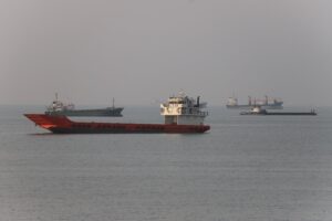 Los marineros atrapados empiezan a abandonar Ormuz bajo el paraguas de la ONU